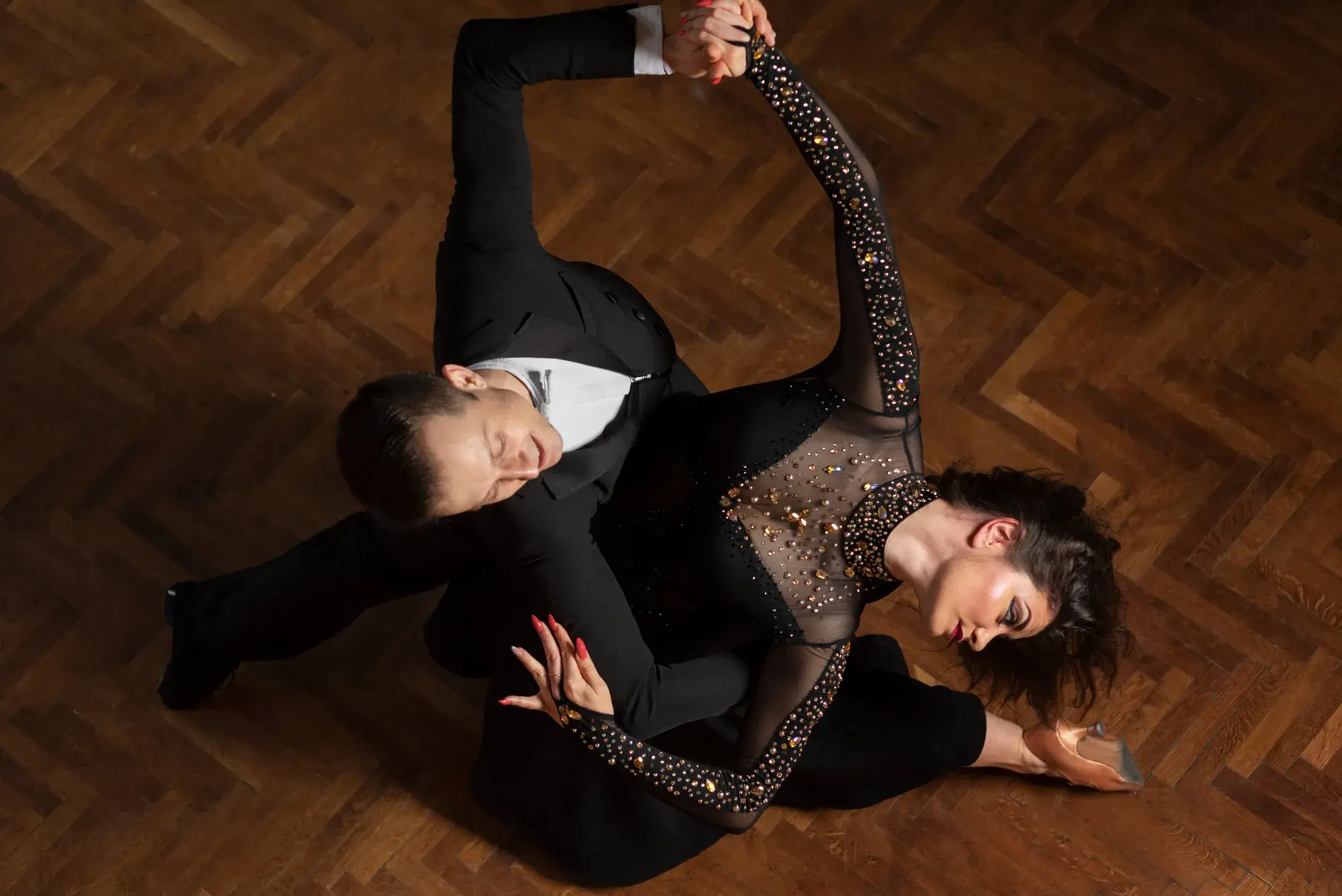 Paar tanzt in einem eleganten, abgedunkelten Ballsaal in Berlin
