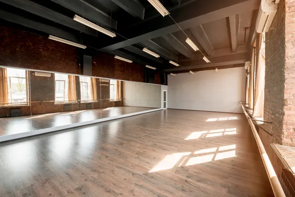 Privates Tanzatelier mit Spiegeln und warmem Licht