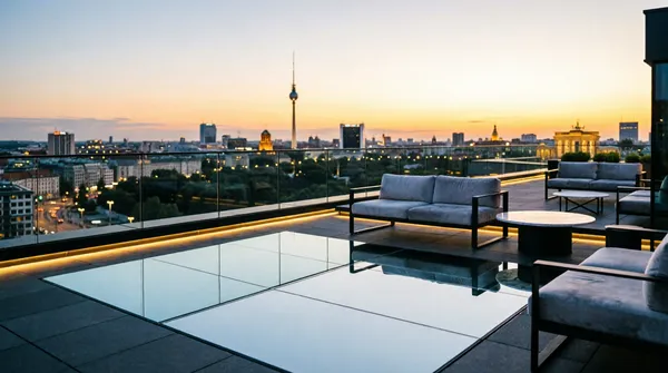 Rooftop-Terrasse mit Tanzfläche und Blick über Berlin bei Abendlicht